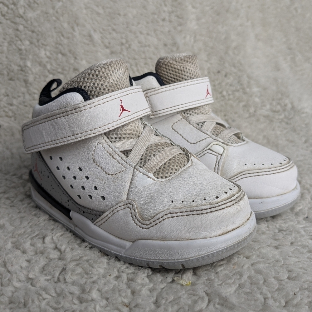 Jordan Kids White Sneakers Size 7 In Good Used Condition